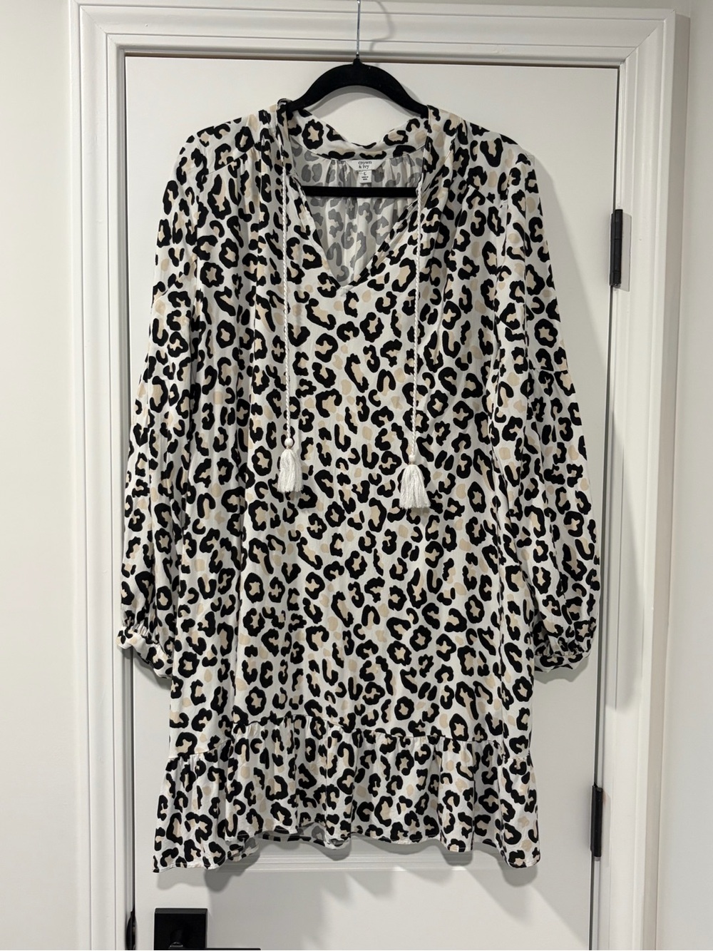 crown & ivy Leopard Print V-Neck Long Sleeve Dress - White/Black/Tan